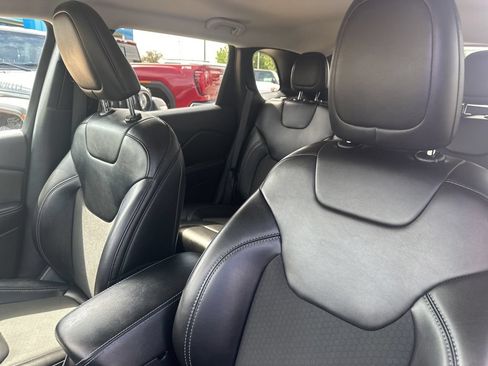 Used 2019 Jeep Cherokee Latitude Plus w/ Comfort/Convenience Group AWD/4WD image 16