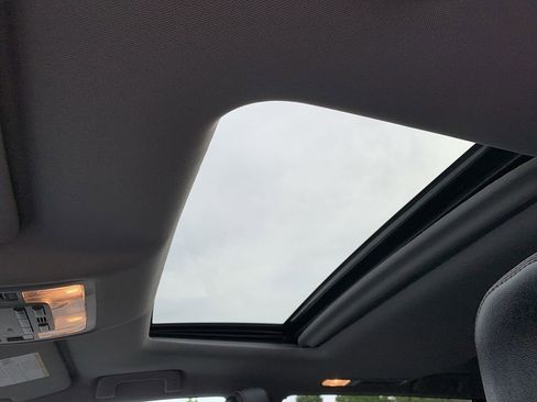 Used 2017 Toyota Highlander SE image 29