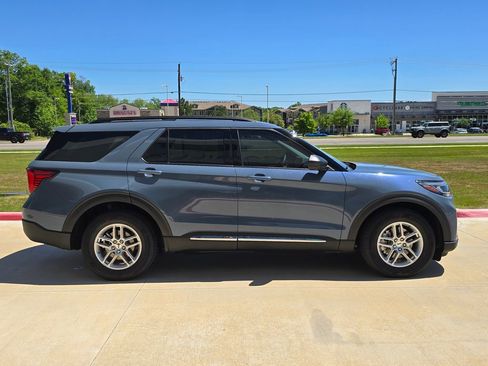 Used 2025 Ford Explorer Active w/ Active Comfort Package RWD image 6