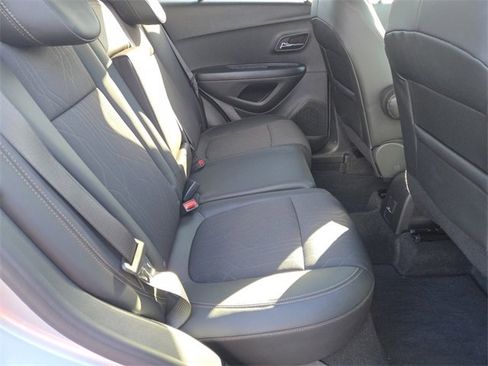 Used 2022 Chevrolet Trax LT w/ LT Convenience Package image 18