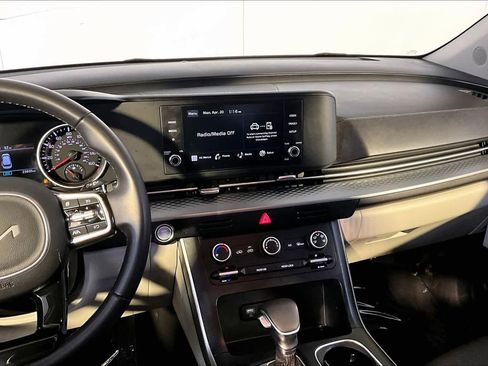 Used 2023 Kia Carnival LX FWD image 7