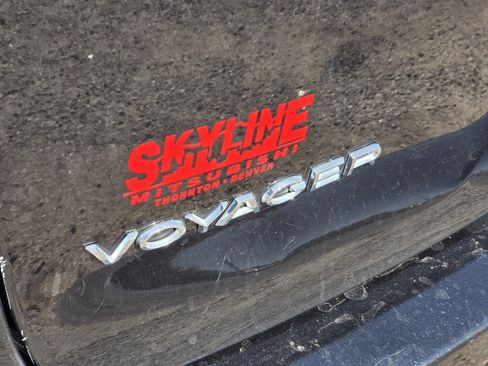 Used 2022 Chrysler Voyager LX image 8