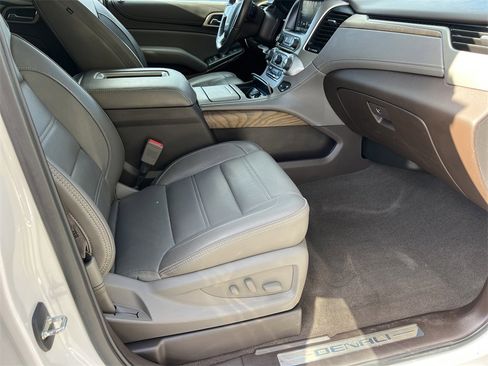Used 2020 GMC Yukon Denali w/ Denali Premium Package image 11