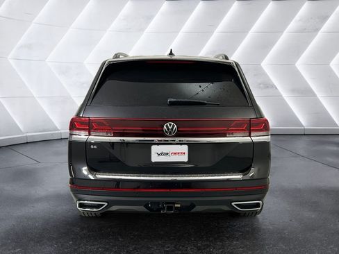 Used 2024 Volkswagen Atlas SE w/ Panoramic Sunroof Package FWD image 5