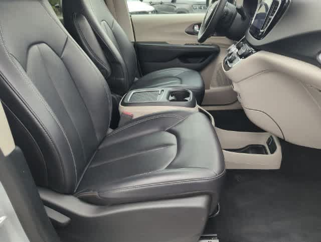 Certified 2024 Chrysler Pacifica Touring-L FWD image 23