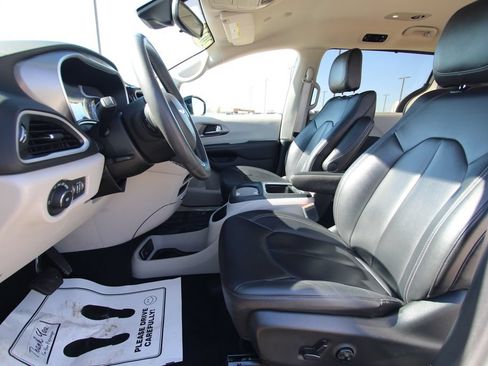 Used 2024 Chrysler Pacifica Touring-L FWD image 6