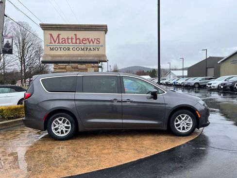 Used 2023 Chrysler Voyager LX image 4