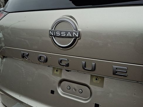 Certified 2025 Nissan Rogue Platinum image 31