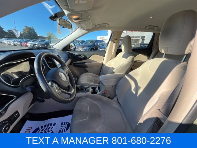 Used 2019 Jeep Cherokee Latitude w/ Cold Weather Group FWD image 30