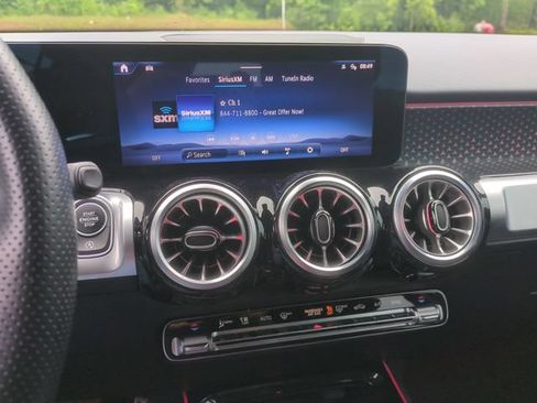 Used 2025 Mercedes-Benz GLB 35 AMG 4MATIC image 35