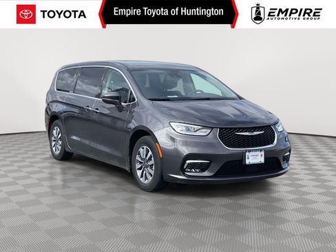 Used 2022 Chrysler Pacifica Touring-L image 1