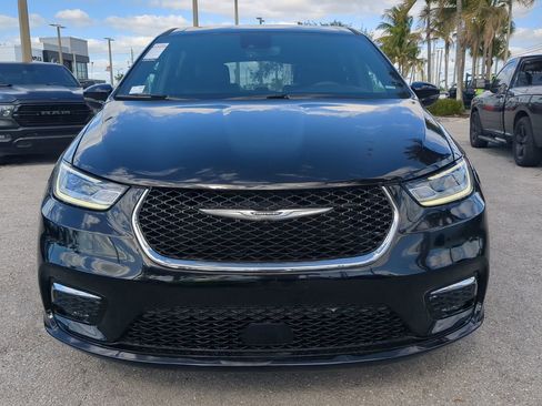 Used 2025 Chrysler Pacifica Select image 3