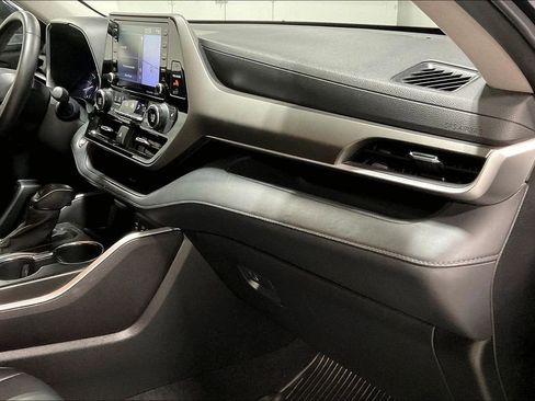 Used 2022 Toyota Highlander XLE image 19