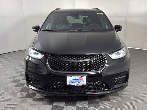 New 2026 Chrysler Pacifica Limited image 3