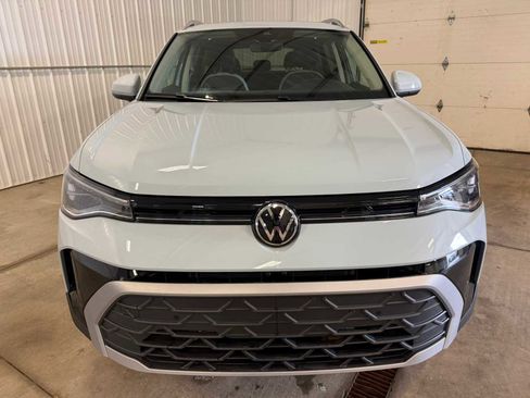 Certified 2025 Volkswagen Taos SE w/ Panoramic Sunroof Package image 3