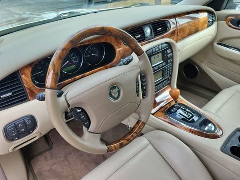 Used 2004 Jaguar XJ8 image 22