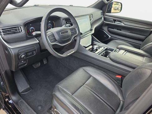 Used 2024 Jeep Wagoneer L Series II RWD image 15