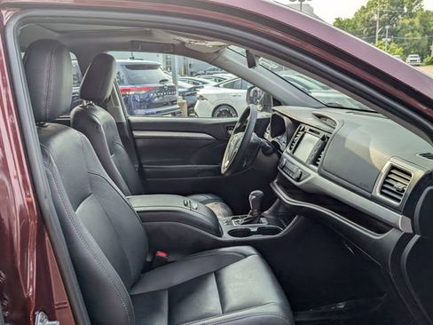 Used 2019 Toyota Highlander XLE AWD/4WD image 11