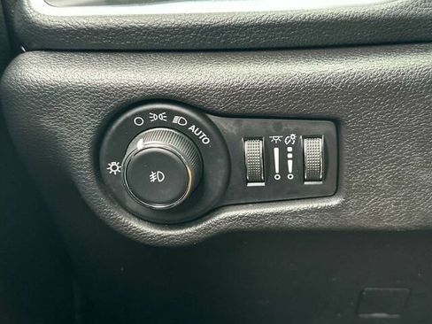 Used 2019 Chrysler Pacifica Limited w/ Advanced Safetytec Group FWD image 34