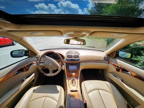 Used 2009 Mercedes-Benz E 350 4MATIC Sedan image 18