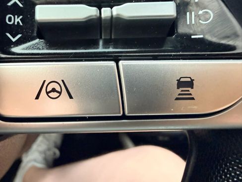 Used 2021 Hyundai Elantra Limited FWD image 8