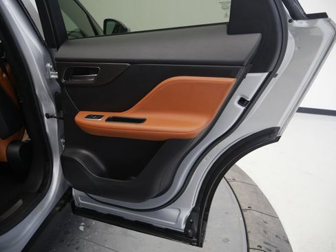 Used 2019 Jaguar F-PACE SVR image 32