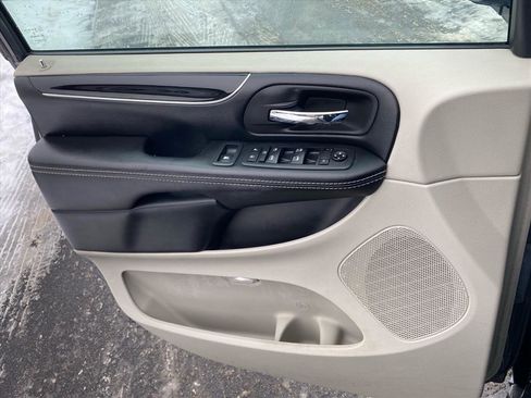 Used 2019 Dodge Grand Caravan SXT image 19