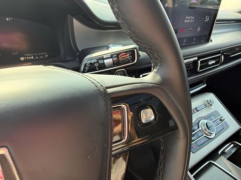 Used 2024 Lincoln Aviator AWD w/ Premium Package image 17