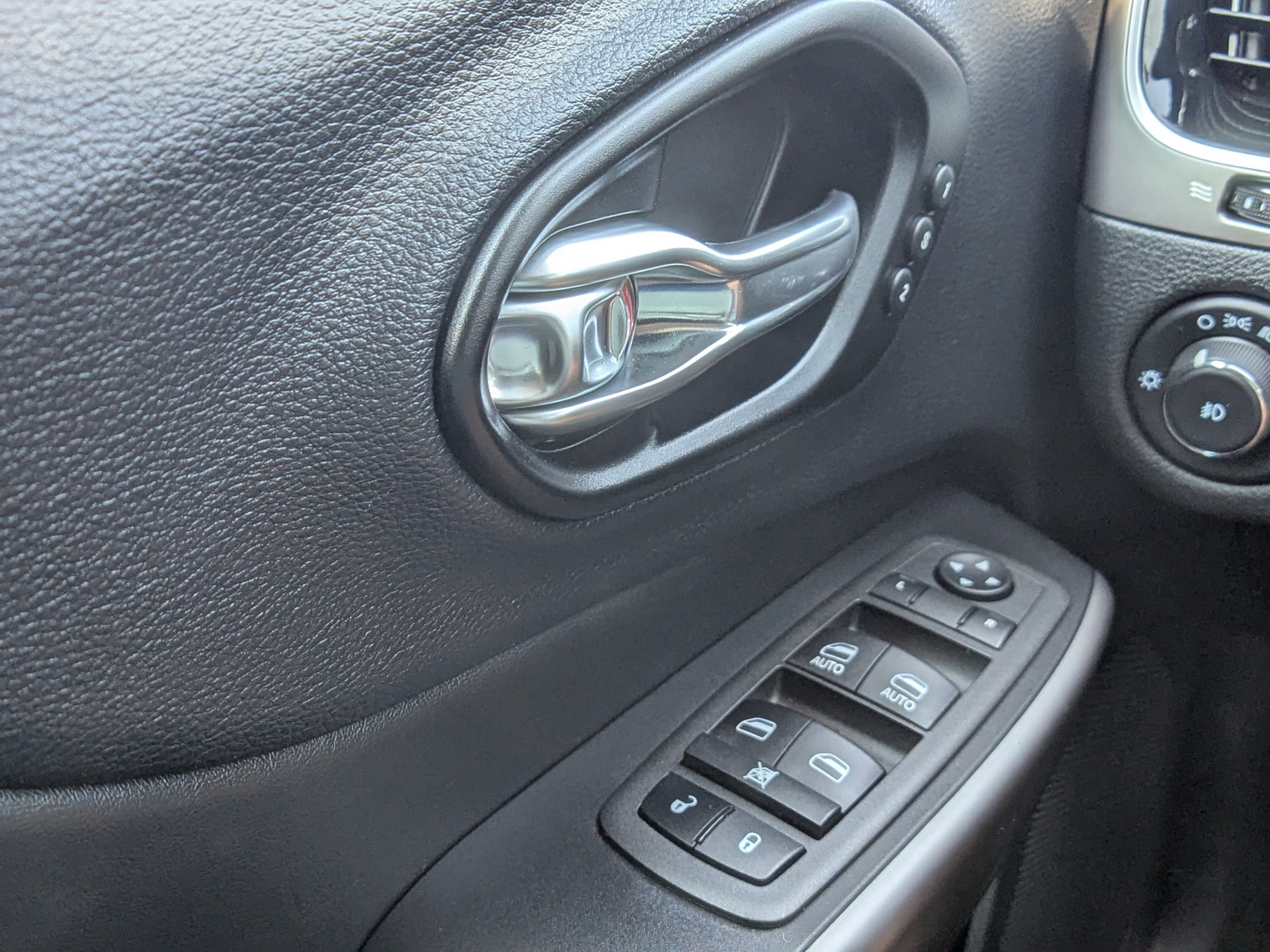 Used 2022 Jeep Cherokee Limited AWD/4WD image 27