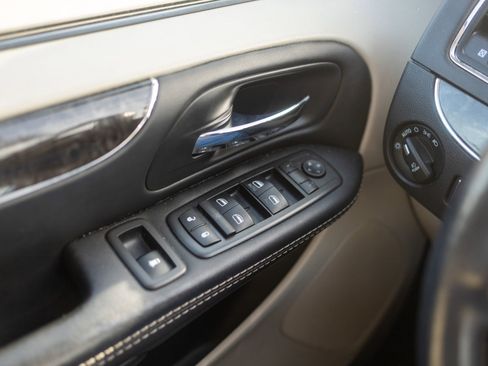 Used 2015 Chrysler Town & Country Touring w/ Driver Convenience Group image 13