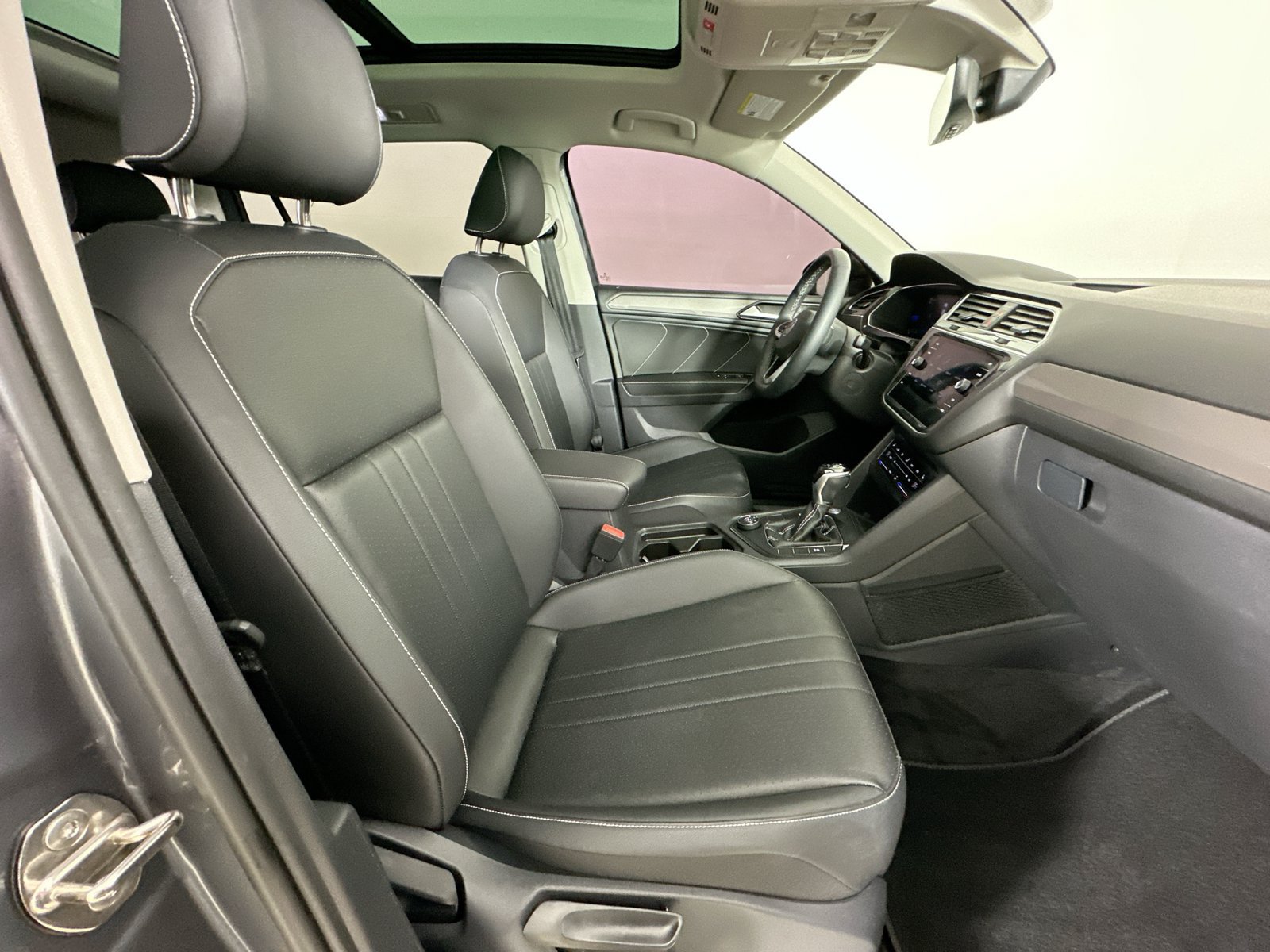 Used 2023 Volkswagen Tiguan SE w/ Panoramic Sunroof Package AWD/4WD image 42
