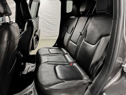 Used 2019 Jeep Renegade Limited image 10