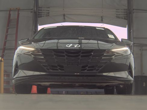 Used 2023 Hyundai Elantra Limited FWD image 4