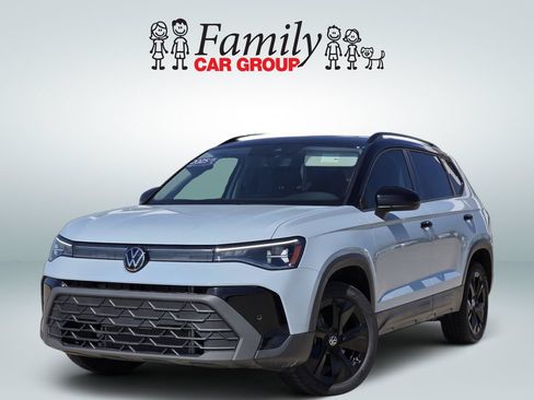 Used 2025 Volkswagen Taos SE FWD image 1