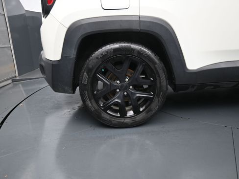 Used 2017 Jeep Renegade Altitude FWD image 9