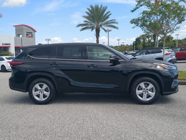Used 2021 Toyota Highlander LE FWD image 3