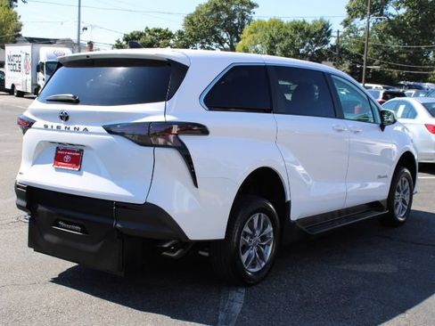 Used 2026 Toyota Sienna LE FWD image 5