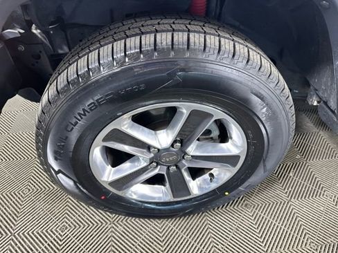 Used 2019 Jeep Wrangler Unlimited Sahara w/ Uconnect 4C Nav & Sound Group image 10