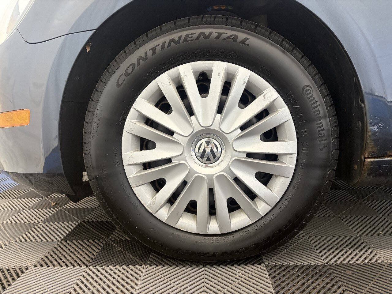 Used 2013 Volkswagen Golf 2-Door FWD image 18