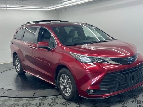 Certified 2025 Toyota Sienna XLE image 2