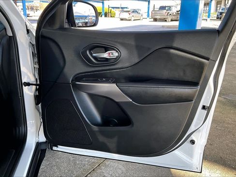 Used 2019 Jeep Cherokee Limited image 23