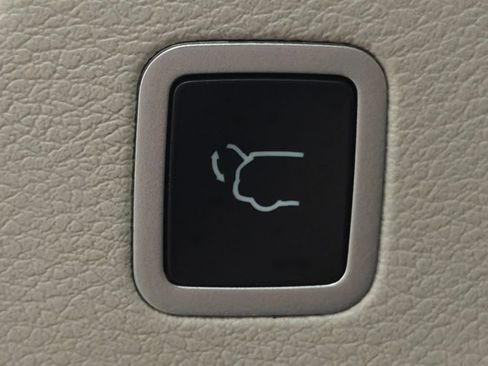 Used 2023 Chrysler Voyager LX FWD image 31