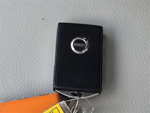 Used 2022 Volvo XC90 T6 Momentum w/ Climate Package image 22