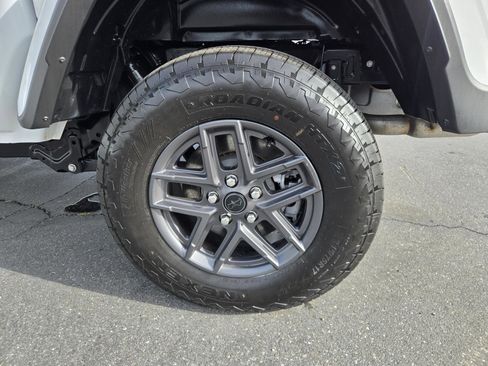Certified 2024 Jeep Gladiator Sport image 36