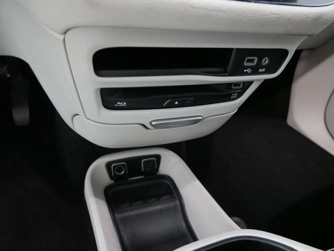 Used 2018 Chrysler Pacifica Limited FWD image 29