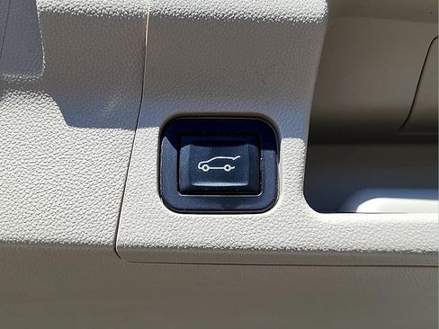 Used 2019 GMC Acadia Denali w/ Technology Package AWD/4WD image 31