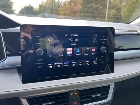 Certified 2025 Volkswagen Taos SE image 22