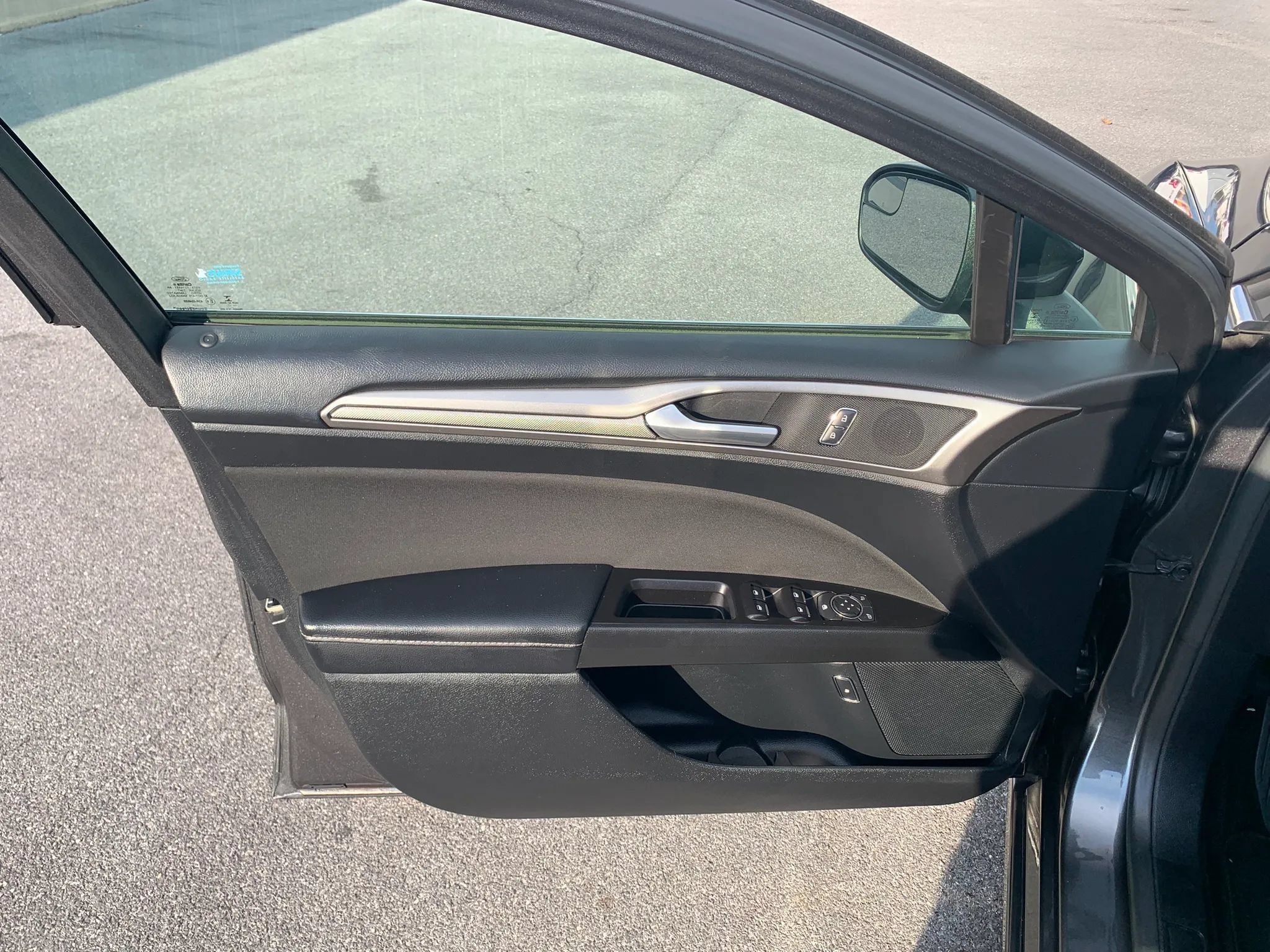 Used 2017 Ford Fusion SE FWD image 8