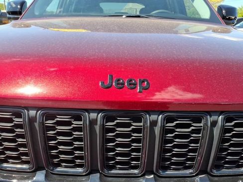 Certified 2023 Jeep Grand Cherokee Limited w/ Black Appearance Package AWD/4WD image 12