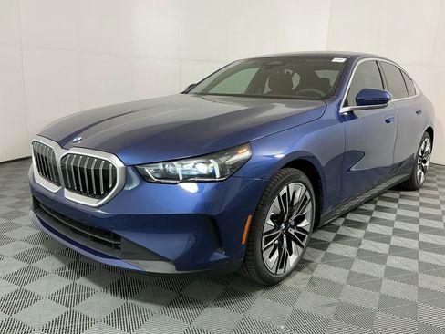 New 2026 BMW 530i w/ Premium Package image 2